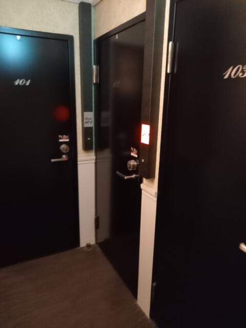 HOTEL ALLURE（アリュール）(渋谷区/ラブホテル)の写真『102号室　ドア　鍵は開いている。』by angler