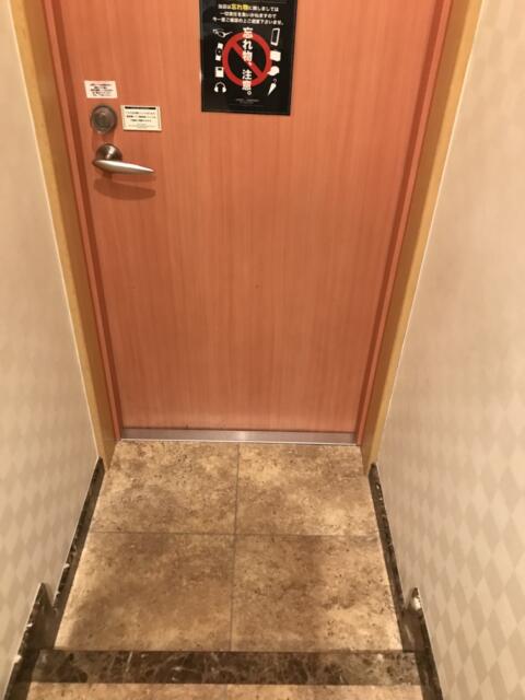 新宿ジャルディーノ(新宿区/ラブホテル)の写真『306号室の玄関』by 少佐