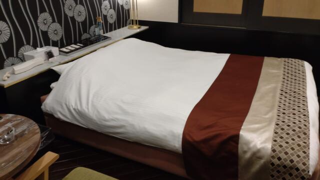 HOTEL R&N（レストアンドネスト）(蕨市/ラブホテル)の写真『302号室　ベッド』by でこた