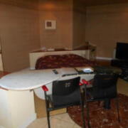EVE ANNEX （イブアネックス）(久留米市/ラブホテル)の写真『301号室、ベッドとテーブル(手前)、右側に大型TV』by 猫饅頭