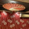 ホテル 彩(大田区/ラブホテル)の写真『205号室(天井の和傘の照明)』by こねほ