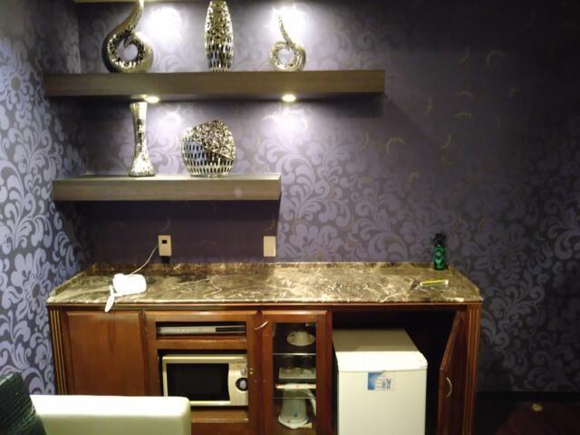 HOTEL LIXIA（リクシア）(豊島区/ラブホテル)の写真『405号室 ソファーの左に電子レンジ、冷蔵庫、食器類』by なめろう