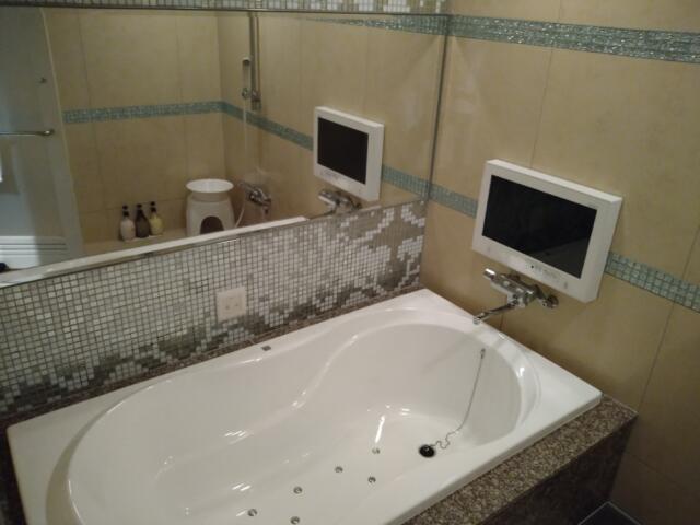 HOTEL LIXIA（リクシア）(豊島区/ラブホテル)の写真『405号室 バスルーム。バスタブの横に大きな鏡あり』by なめろう