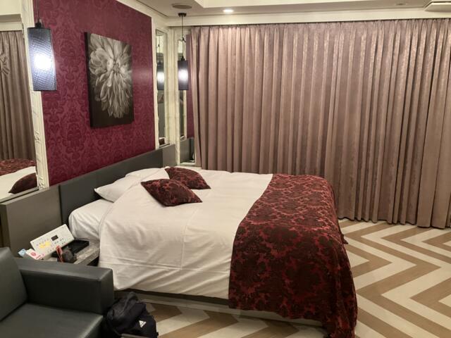 HOTEL CUE厚木(厚木市/ラブホテル)の写真『331号室　ベッド』by KAMUY