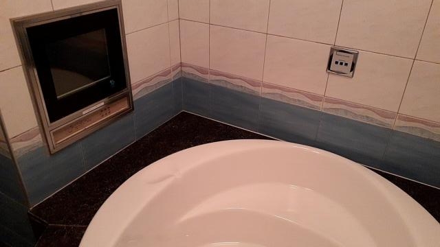 HOTEL IXION（イクシオン)(戸田市/ラブホテル)の写真『203号室、浴室TV。この時は故障中で使えなかった』by 春風拳
