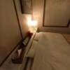 OLD SWING MUSIC STYLE HOTEL(渋谷区/ラブホテル)の写真『306号室　ベッド枕元　スタンドは明るい』by angler