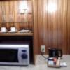 HOTEL LOTUS千葉(八千代市/ラブホテル)の写真『22号室　電子レンジと茶器類』by マーケンワン