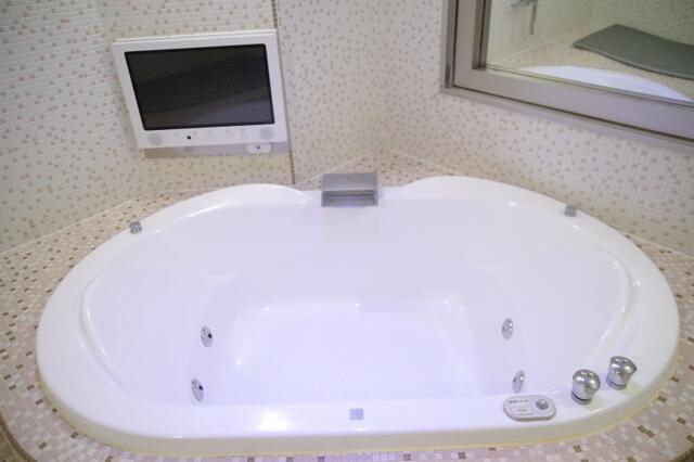 HOTEL LOTUS千葉(八千代市/ラブホテル)の写真『22号室　テレビ&amp;ブローバス機能付き浴槽』by マーケンワン