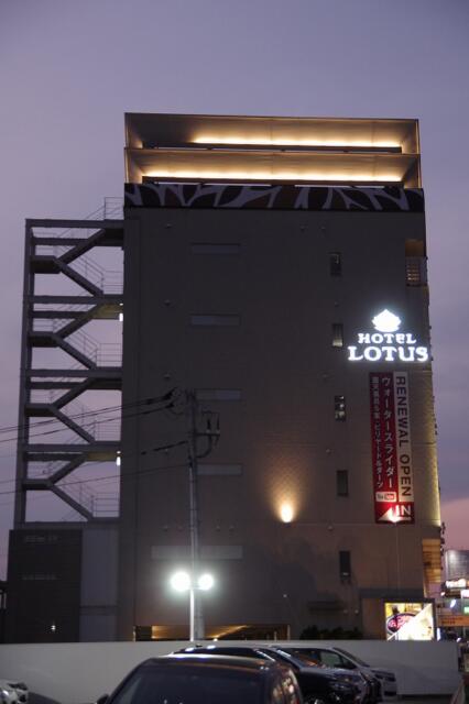 HOTEL LOTUS千葉(八千代市/ラブホテル)の写真『夜の外観③』by マーケンワン