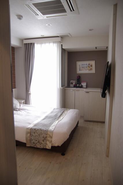 AMAND HOTEL（アマンド）(文京区/ラブホテル)の写真『802号室　入口からの景色(外光あり)』by マーケンワン