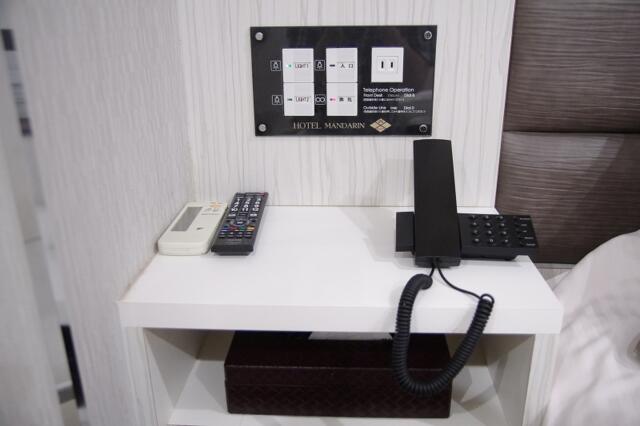AMAND HOTEL（アマンド）(文京区/ラブホテル)の写真『802号室　ベッドサイドの設備』by マーケンワン