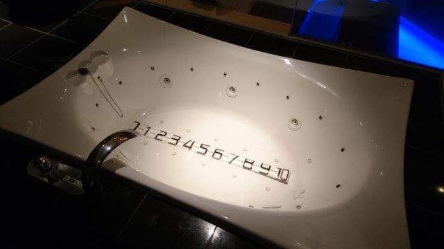 HOTEL SENSE(センス)(新宿区/ラブホテル)の写真『207号室（浴槽幅100㎝（ペットボトル5.0本分の両側台形ジャグジー＆ジェットバス。TVあり）』by 格付屋