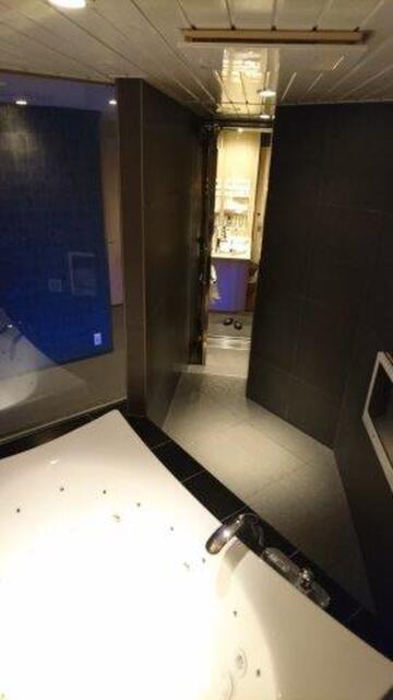 HOTEL SENSE(センス)(新宿区/ラブホテル)の写真『207号室（浴室奥から入口方向）』by 格付屋