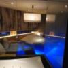 HOTEL SENSE(センス)(新宿区/ラブホテル)の写真『207号室（浴室入口横から奥方向。ガラス壁で部屋が丸見え）』by 格付屋