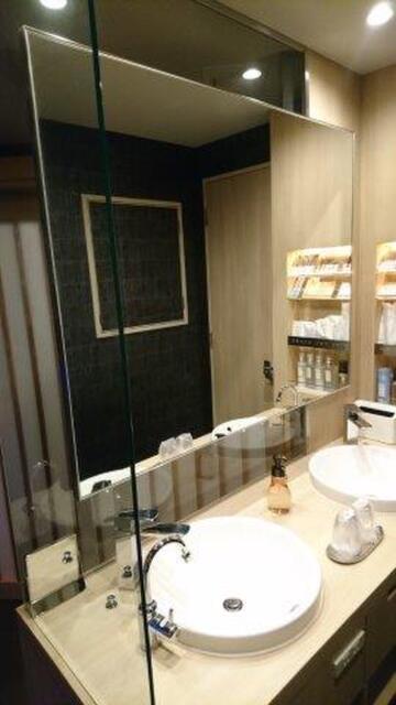 HOTEL SENSE(センス)(新宿区/ラブホテル)の写真『207号室（洗面台。全面鏡＆ツインシンク）』by 格付屋