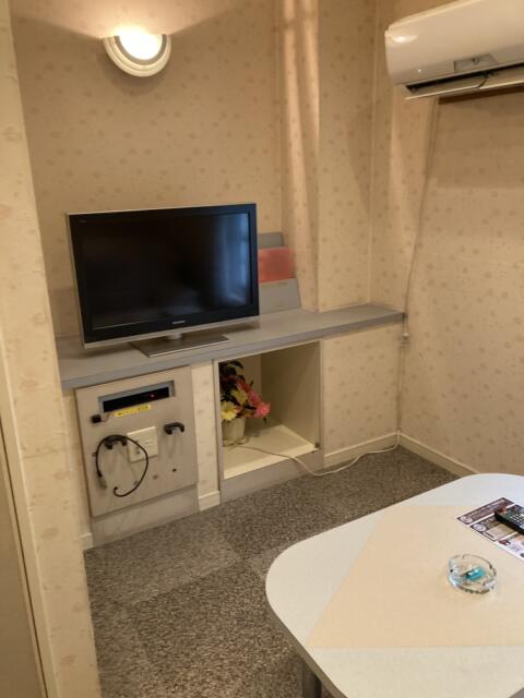 ホテル女神(浜松市/ラブホテル)の写真『26号室1階テレビ』by 一刀流