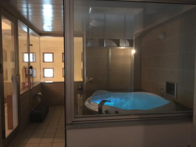 HOTEL EVI TOWER(戸田市/ラブホテル)の写真『602号室、ベランダからの浴室』by festa9