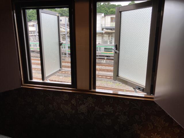 HOTEL schall（シャール）(台東区/ラブホテル)の写真『ベッドから観た外の景色　鶯谷駅のプラットフォーム』by L&L