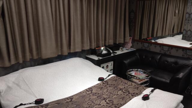 K Slit（ケイスリット）(船橋市/ラブホテル)の写真『303号室、ベッド、ソファー、鏡』by Sparkle