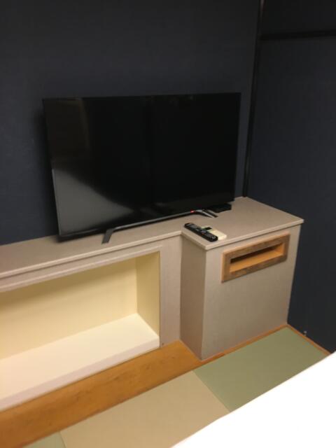 HOTEL Bless（ブレス)(新宿区/ラブホテル)の写真『403号室　ベッドルームのテレビ』by ちげ