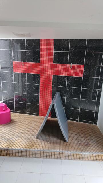 フォーラム(新宿区/ラブホテル)の写真『501号室 浴室内の謎の十字架(左右のところに持ち手があるので、ここでも拘束プレイを楽しめます。前回はなかったマットもあるので、浴室だけで一通りの遊びができちゃいます)』by 舐めたろう