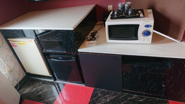 フォーラム(新宿区/ラブホテル)の写真『501号室 電子レンジや冷蔵庫など(黒い冷蔵庫は持ち込み用、白は販売用。ウェルカムドリンクはありません)』by 舐めたろう