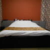 le MOCA（ルモカ）(久留米市/ラブホテル)の写真『202号室のベッド、割合と狭い。細長い部屋。手前に入口と洗面台、浴室。』by 猫饅頭