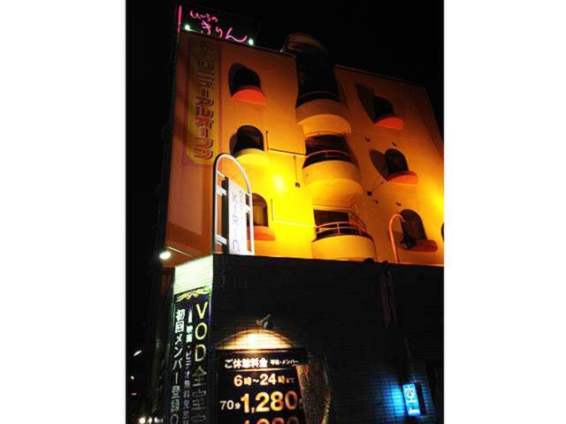 ホテル ももいろのきりん エクセレント(東大阪市/ラブホテル)の写真『夜の外観(※ホテル関係者の提供)』by どんちゃん（運営スタッフ）