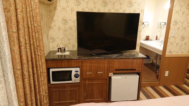 ホテル MARE（マーレ）(品川区/ラブホテル)の写真『303号室 テレビなど(テレビはVODです)』by 舐めたろう