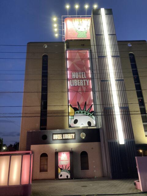 HOTEL LIBERTY　一宮店(笛吹市/ラブホテル)の写真『夜の外観』by まさおJリーグカレーよ