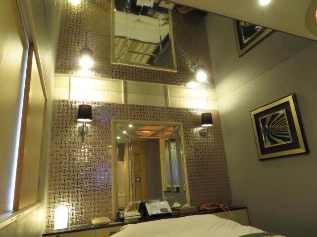 ホテル IVY(アイビー)(さいたま市岩槻区/ラブホテル)の写真『203号室　ベッドそばと天井の鏡』by 乙πマスク