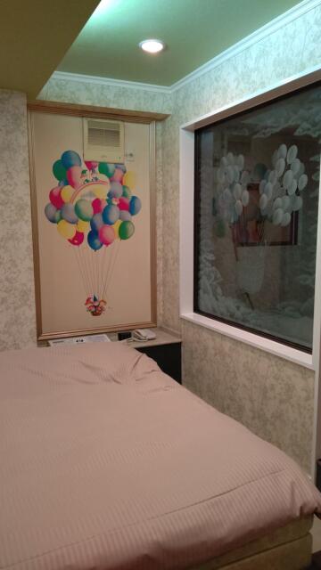ホテル エアポート(豊島区/ラブホテル)の写真『206号室、ベッドと浴室窓』by Sparkle