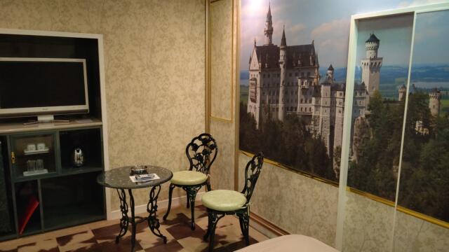 ホテル エアポート(豊島区/ラブホテル)の写真『206号室、ソファと壁装飾』by Sparkle