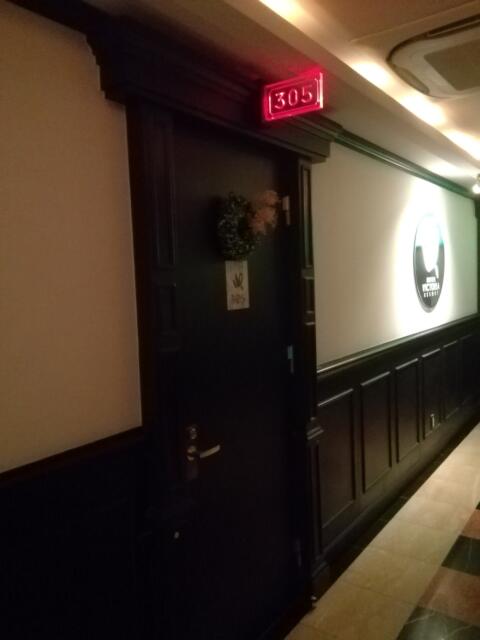 HOTEL VICTORIA RESORT(茅ヶ崎市/ラブホテル)の写真『305号室,部屋の入口です。(22,7)』by キジ