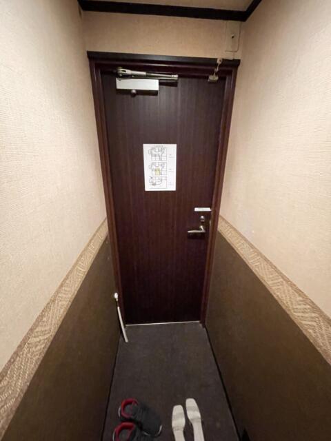 HOTEL DIVA（ディーバ）(青森市/ラブホテル)の写真『202号室、出入口』by ジャーミン