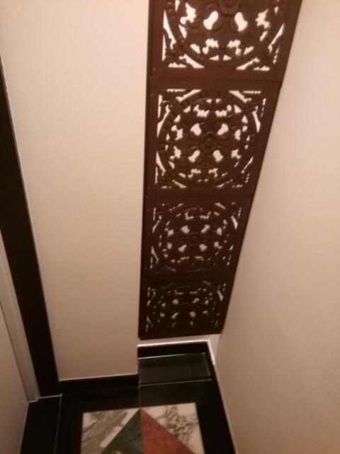 HOTEL VICTORIA RESORT(茅ヶ崎市/ラブホテル)の写真『211号室、玄関横の飾りです。(22,8)』by キジ
