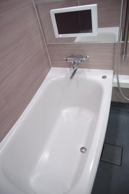 サードプレイスホテル大宮(さいたま市大宮区/ラブホテル)の写真『023号室　テレビ付き浴槽』by マーケンワン