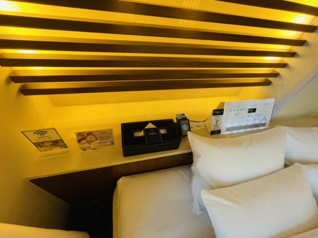 アペルト(豊島区/ラブホテル)の写真『803号室のベッド脇のコントローラー他』by miffy.GTI