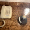 HOTEL The AMERICAN(アメリカン)(江戸川区/ラブホテル)の写真『506号室　枕元のライトと電話機』by ネコシ