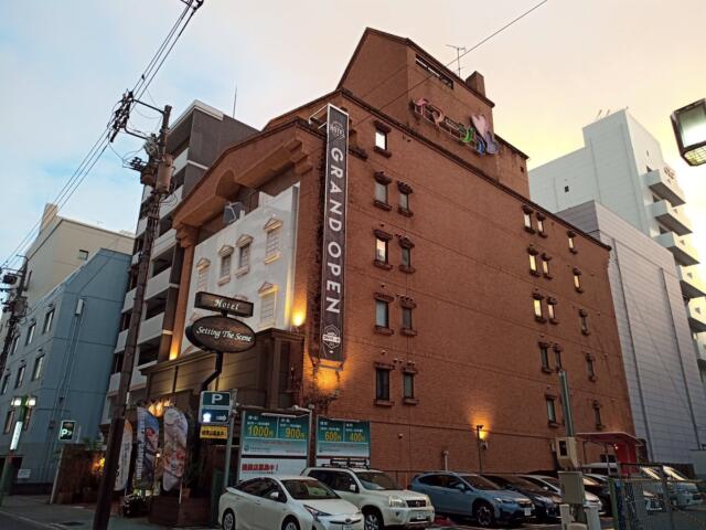 ホテルセッティングザシーン 栄(名古屋市中区/ラブホテル)の写真『昼の外観』by タンスにゴンゴン