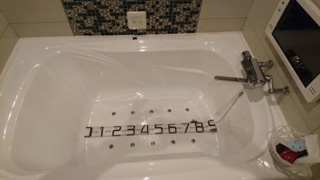 HEART HOTEL(渋谷区/ラブホテル)の写真『206号室（浴槽幅90㎝（ペットボトル4.5本分）片側台形型ジャグジー）』by 格付屋