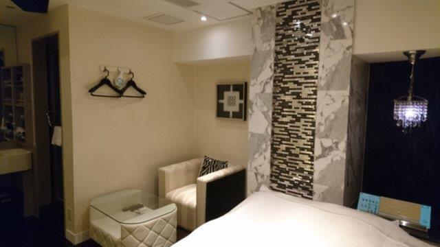 HEART HOTEL(渋谷区/ラブホテル)の写真『206号室（部屋奥から入口横方向）』by 格付屋