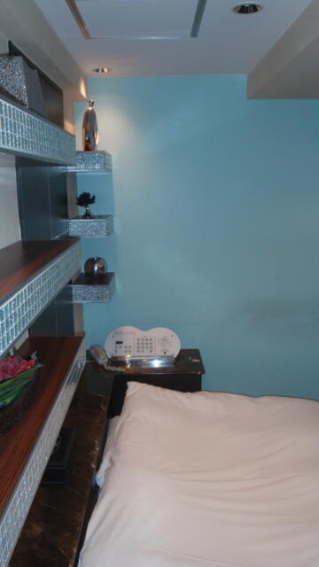 HOTEL Kocona（ココナ）(豊島区/ラブホテル)の写真『401号室　ベッド上の棚』by beat takeshi
