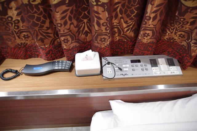 HOTEL MayoViento（マヨビエント)(渋谷区/ラブホテル)の写真『501号室　枕元の設備』by マーケンワン