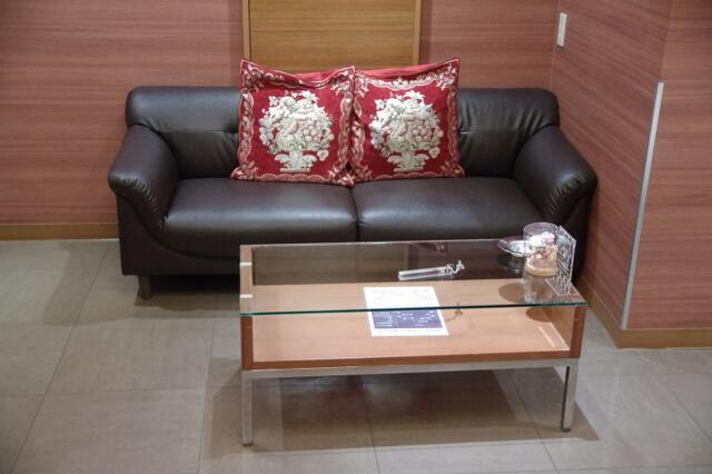 HOTEL MayoViento（マヨビエント)(渋谷区/ラブホテル)の写真『501号室　ソファーとテーブル』by マーケンワン