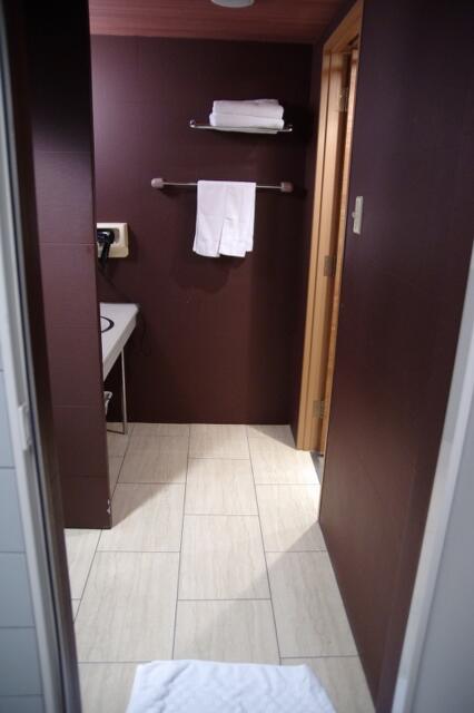 HOTEL MayoViento（マヨビエント)(渋谷区/ラブホテル)の写真『501号室　浴室側からの洗面室』by マーケンワン