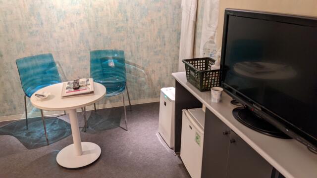 ホテル COLORE（コローレ）(墨田区/ラブホテル)の写真『401号室、テーブル・椅子』by 爽やかエロリーマン