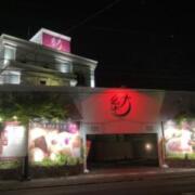 ホテル 紡(ツムグ)(大和郡山市/ラブホテル)の写真『夜の外観』by まさおJリーグカレーよ