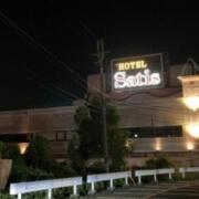 HOTEL Satis（サティス）(和泉市/ラブホテル)の写真『夜の外観』by まさおJリーグカレーよ