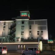 HOTEL AURA関空店(泉南市/ラブホテル)の写真『夜の外観』by まさおJリーグカレーよ